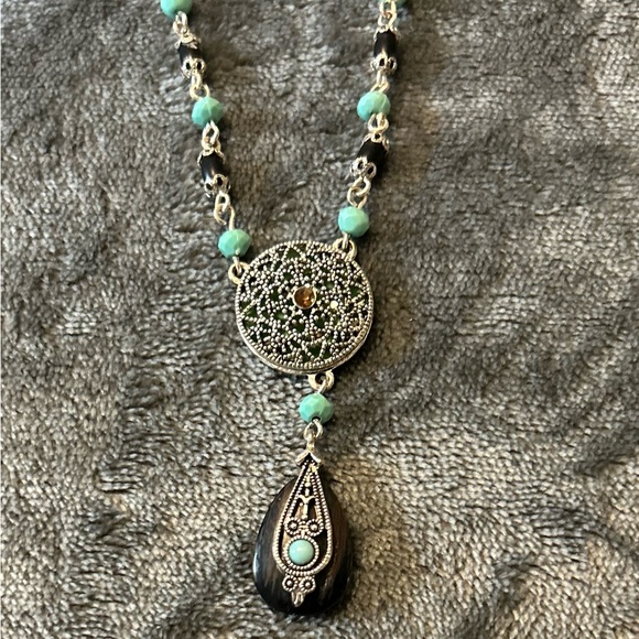 Set necklace and earrings - Picture 2 of 3